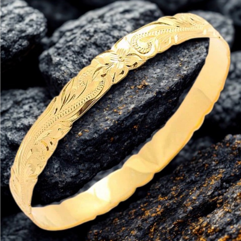 Elegant Gold Floral Bracelet